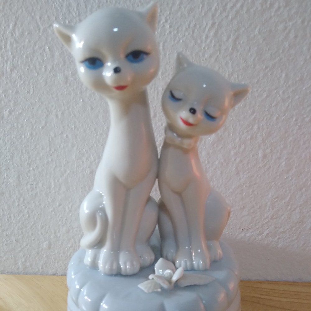 Vintageย PorcelainโCatsโMusicโBox